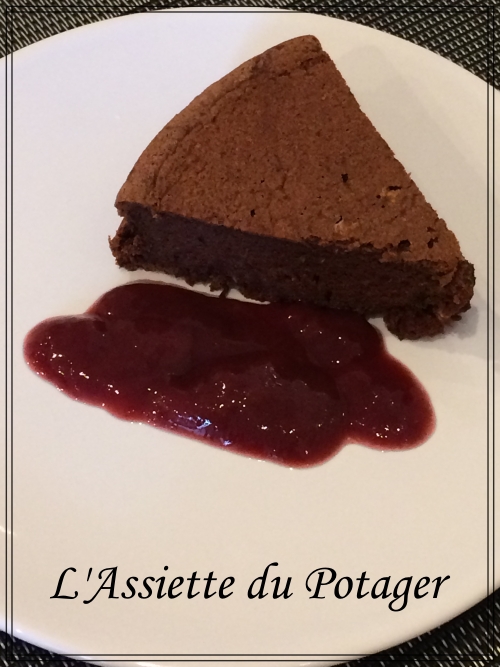 Part de gâteau au chocolat et coulis de framboise