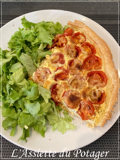 quiche aux tomates cocktail servie à l'assiette